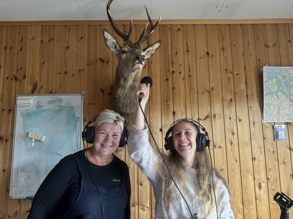 Britt Grete Moen ble intervjuet av Gunn Elin Røen torsdag. To damer smiler. Ei med kort hår og ei med langt hår. Begge har headset på seg. Den ene har hånden i været med en mikrofon rettet opp mot et utstoppet hjortehode som henger på veggen.