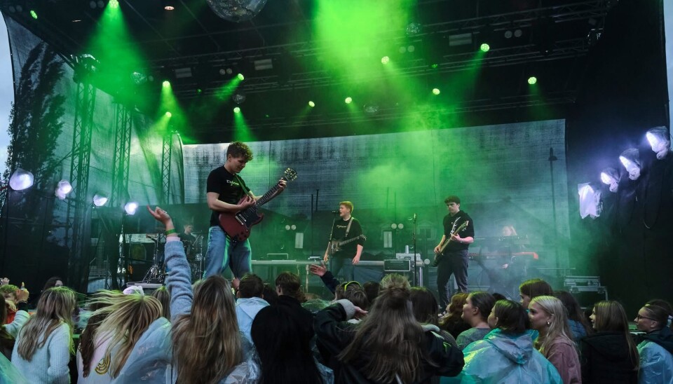 Bøgge Z blir også å finne på scena under Midtsommar i 2026 Band på scene med grønne scenelys