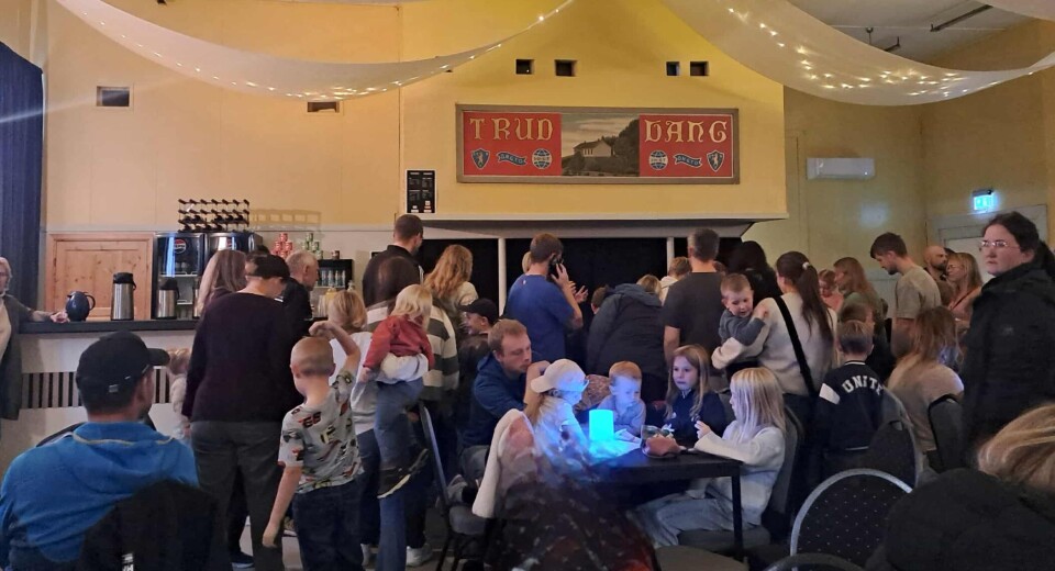 Fult hus hos Trudvang! full sal med folk