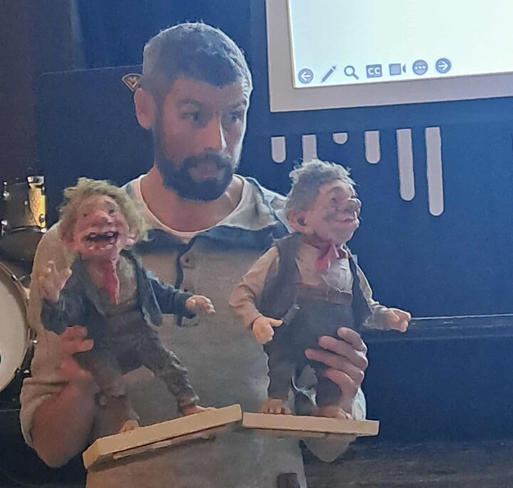 Gøran Bolme fortalte om trollheimstrollene, blant dem: Boll og Bøllu. mann med to troll i hendene