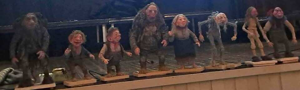 Trollheimstrollene på rekke og rad. troll på scene