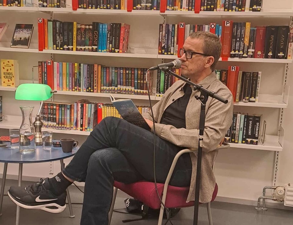 Stavrum leser et utdrag fra boka.
