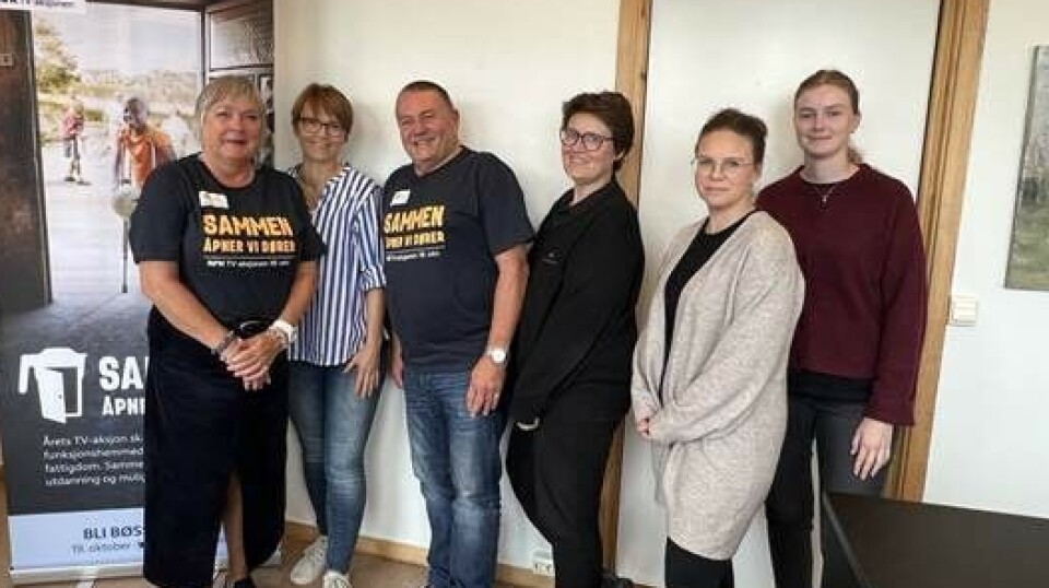 Lokal aksjonskomite: Mildrid Kattem Aune, Kristin Langli, Synnøve Langli og Eli Stafne Åaløkk sammen med Siri Krogness Forsnes og Stig Rønne fra NRK TV-aksjonen Trøndelag. Seks personer oppstilt for fotografering, to av dem med TV-asjonens t-skjorte.