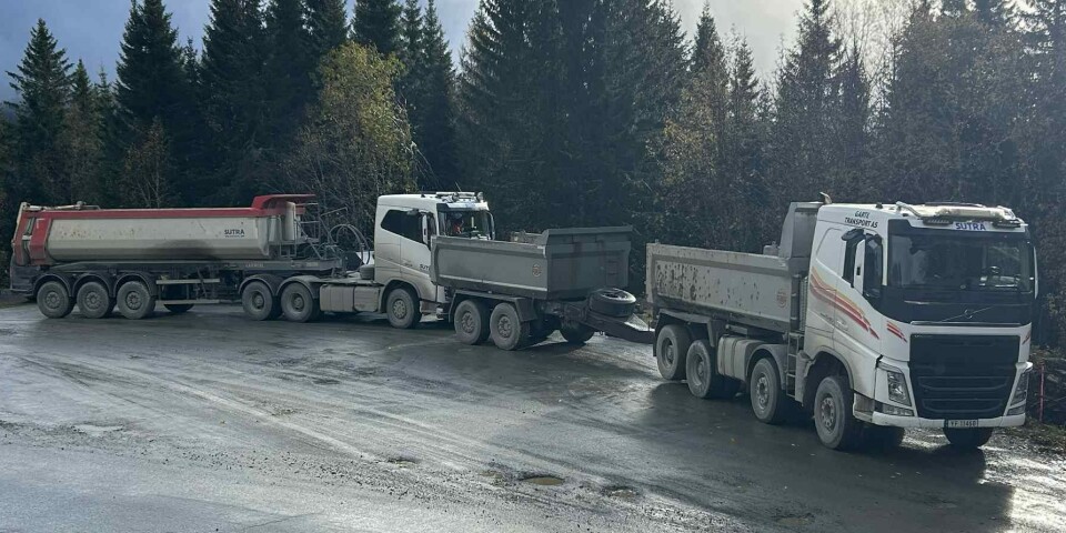 Vær oppmerksom på å møte lastebiler med henger på Romundstadbygdvegen ei ukes tid framover. To lastebiler med henger som kjører på en smal veg og over ei bru.