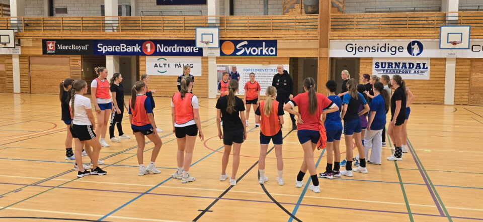 Asgeir Hatlen og Johann Dahl Haugan fra Byåsen Håndball sammen med Surnadal Il J13 og J15