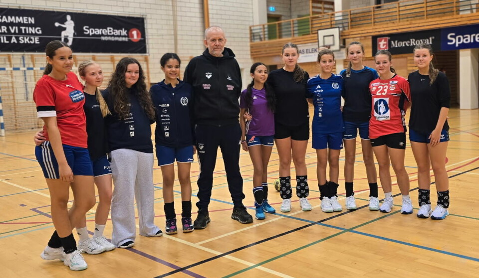 Surnadal Il Håndball arrangerte onsdag Kickoff for J13 og J15 lagene. Her Jenter 13 sammen med Asgeir Hatlen fra Byåsen Elite sitt håndballakademi.