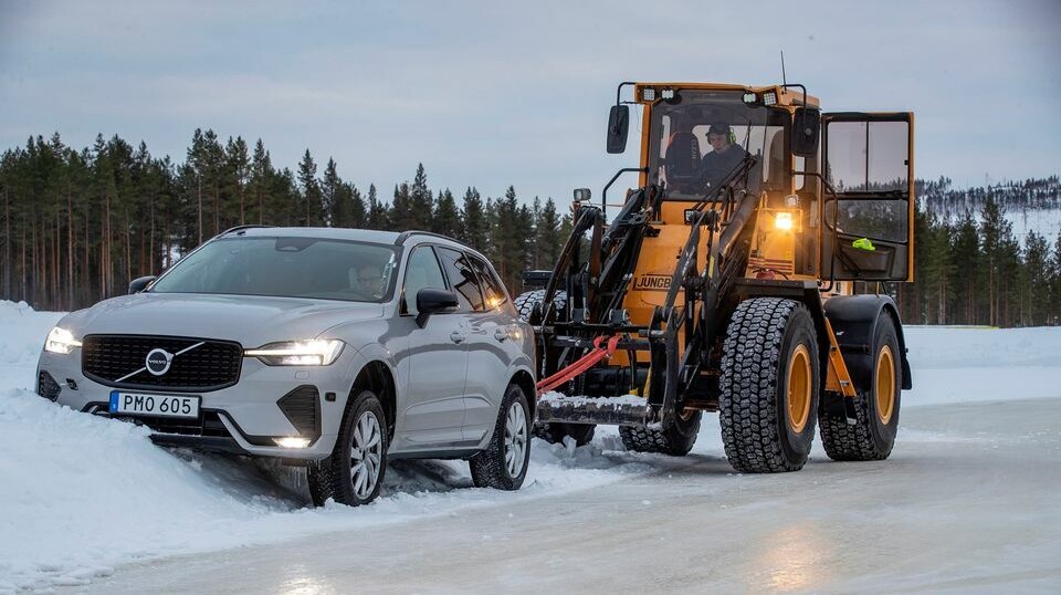 Mange velger piggdekk på bilen for å være trygg på isføre, men et av dekkene i testen hadde overhodet ikke grep på isen.