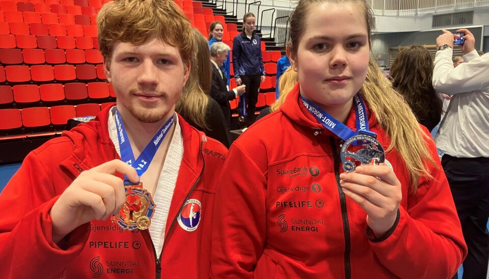Ulrik Akrim (til venstre) vann svartbelte jr. 55-65 kg. Nathalie Nordlund tok sølv i mønster for raudt belte og sølv i sparring En gutt og ejnte i røde treningsklær viser frem hver sin medalje