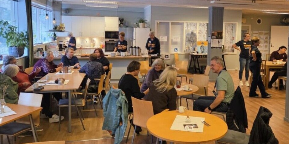 Mange tok turen til Surnadal frivilligsentral under TV--aksjonen. Et lokale der det sitter mange personer rundt små kaffebord.