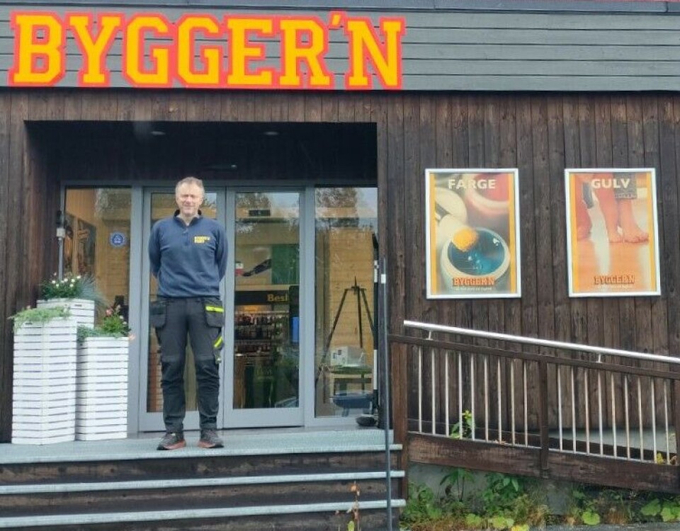 På besøk hos Bygger´n Rindal Her står en mann ved inngangen til et hus, ved inngangen er det en trapp og noen blomsterkasser.