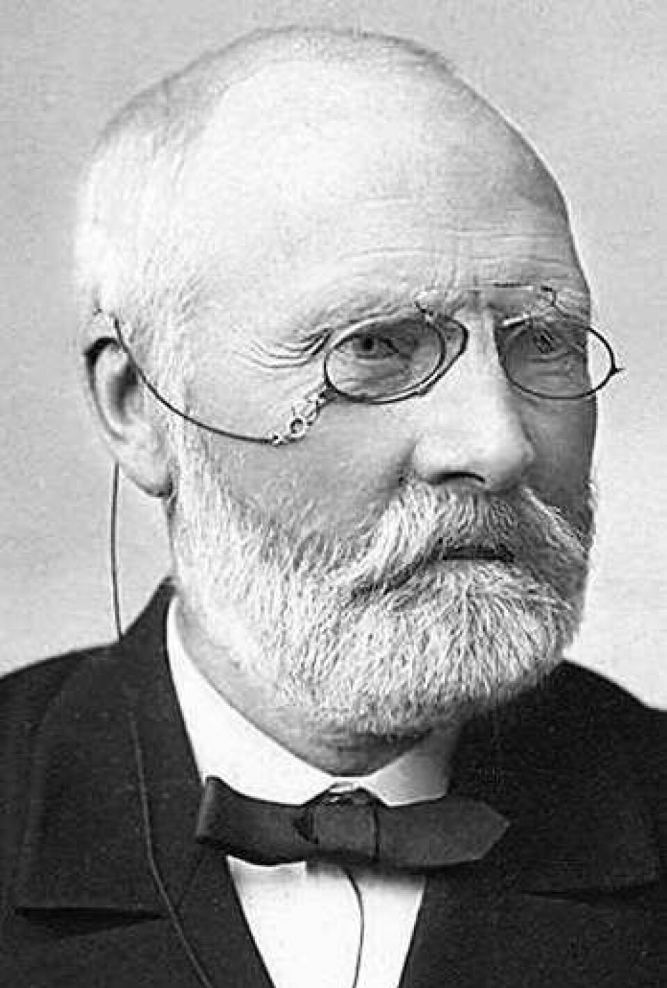 Elias Blix skreiv nynorsksalmer for over 150 år sia – til saman over 200. Svart-hvitt-bilde av en eldre mann med skjegg, men med lite hår og små gammeldagse briller.