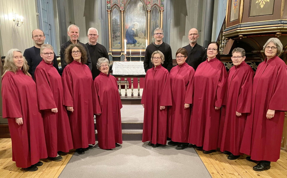 Koret P17 ønskjer igjen å formidle klassisk musikk og oppfordre til god allsong. Et blanda kor oppstilt i koret på ei kirke.