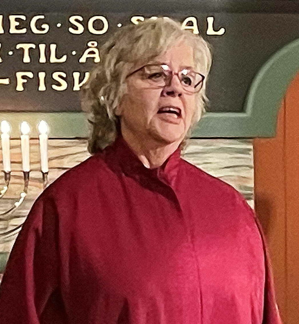 Turid Røen Kroknes er solist i to Bach-satsar. Ei dame i korkappe som står og synger.