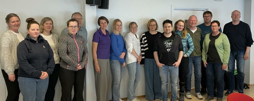 Fra stiftelsesmøte 2. juni i Rindal. Fra venstre: Gunbjørg Loe Sørløkk (NLR), Anne Marit Løfaldli (Tine rådgivning), Lina Røen (Rindal kommune – helse og omsorg), Ildri Bolme (veterinær), Sigmund Moen Trønsdal (NLR), Arnhild Fagerholt (Rindal Sparebank), Bente Rindal Kvendset, Ingvild Kårvatn og Magnhild Bakk (Rindal kommune – psykisk helse- og rustjenesten), Yngve Røøyen (Småbrukarlaget), Gerd Eva Slettvåg (Sau og geit), Bjarne Lund (Rindal kommune – landbrukskontoret), Ivar Myklegard (Produsentlaget), Britt Furuhaug (Eika økonomi), Ola Bjørnås (Bondelaget), Marie Konstad (Landbrukskontoret - fotograf). 14 personer oppstilt på rekke for fotografering.