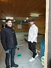 To menn står i et lokale som er under ombygging