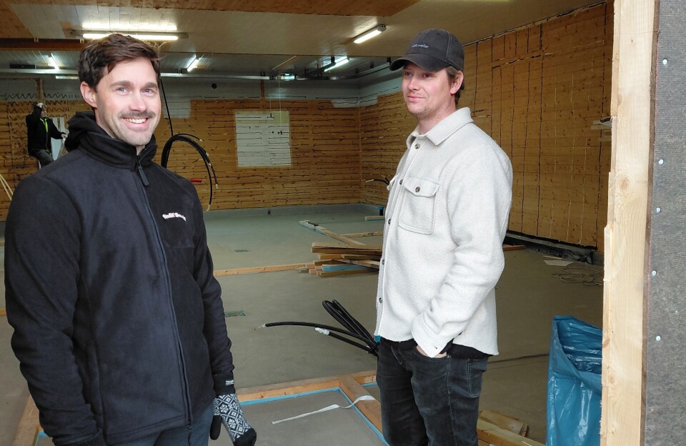 Stian Kooyman og Bendik Talgø fra RindalsTre AS To menn står i et lokale som er under ombygging
