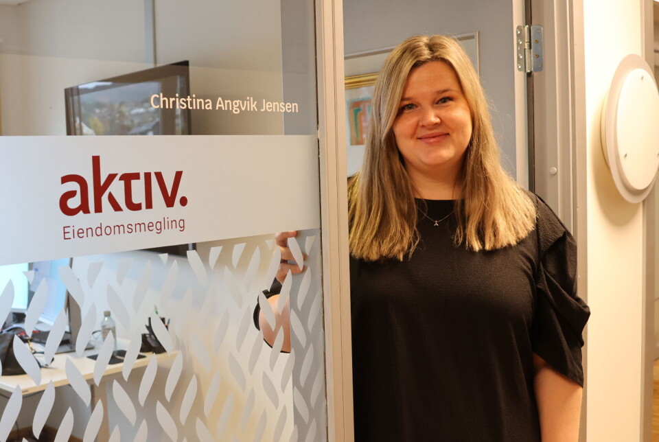 Christina Angvik Jensen begynte som eiendomsmegler hos Aktiv Eiendomsmegling etter ni år i Garanti Eiendomsmegling, og har kontor i Surnadal en dag i uken. Dame står ved dør med skilt Aktiv Eiendomsmegling
