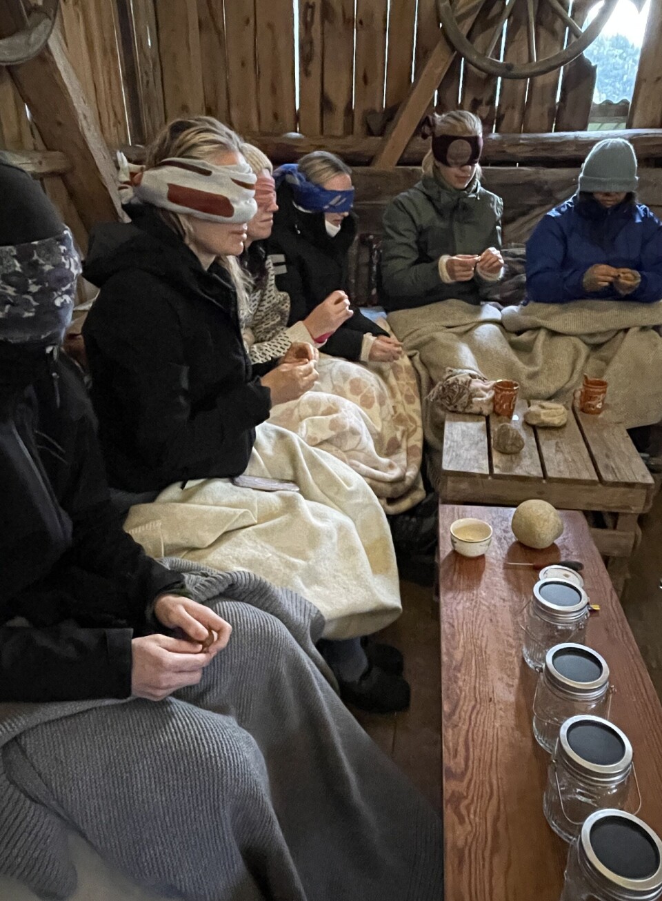 Øvinga Dagen utan leire (T. Redalen, 2023). Flere personer som sitter ved siden av hverandre med bind for øynene.