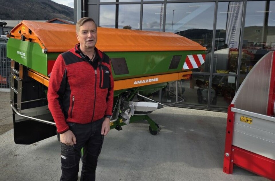 Ole Jørgen Baarlid frå Eikmaskin. En mann i rød jakke foran en utstilt landbruksmaskin.