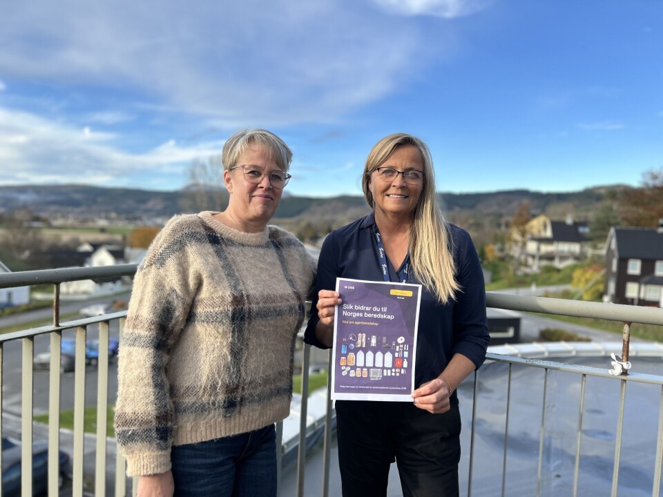 Ellinor Bolme (til venstre) fra Surnadal Sanitetsforening og Linn Wærdahl-Schei Hamnes fra Svorka
