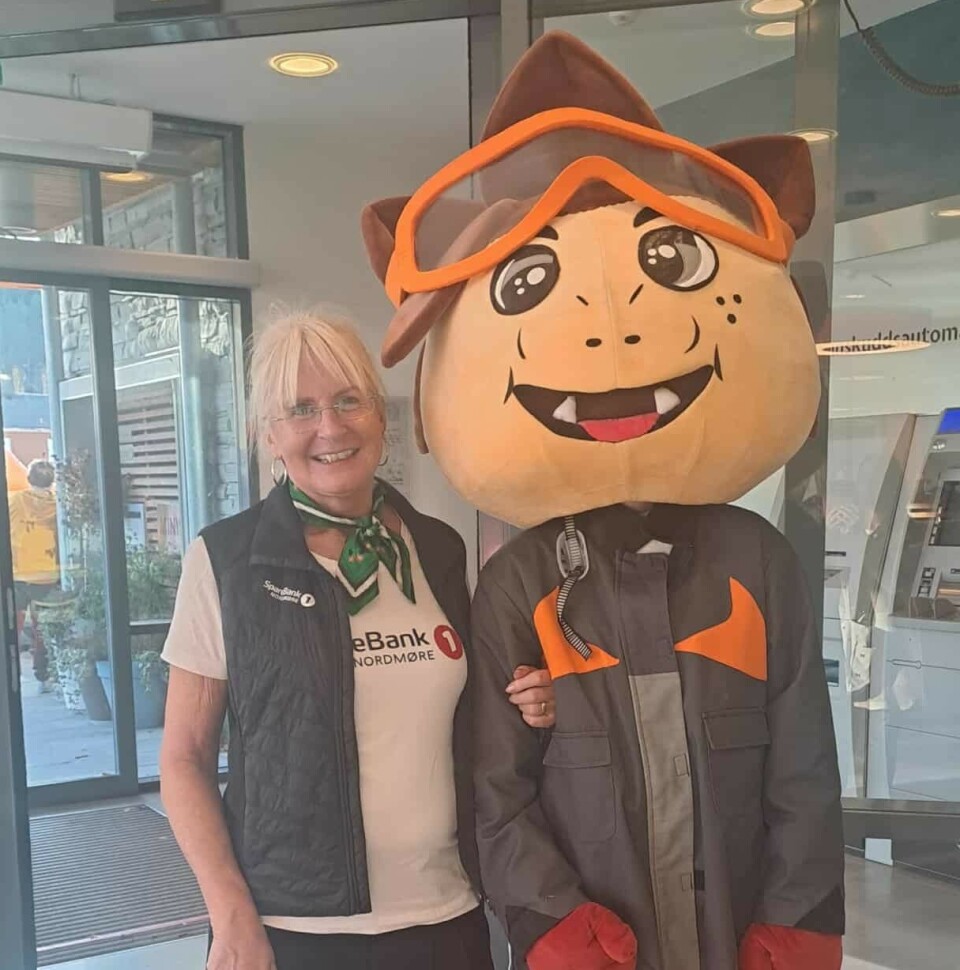 Markedskoordinator Liv Dalsegg sammen med
Surnadal IL Alpints maskot, Kante.