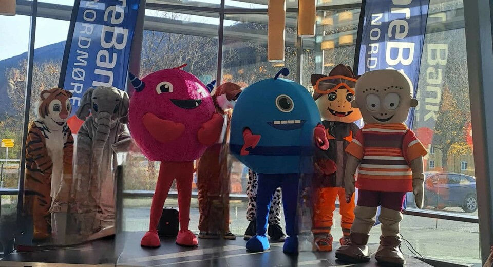Maskottene Kante, Henry, Spare, Dele, Ellie, Timba, Grom og Gævv gjorde sin entre på Sparedagen Åtte maskoter på en scene