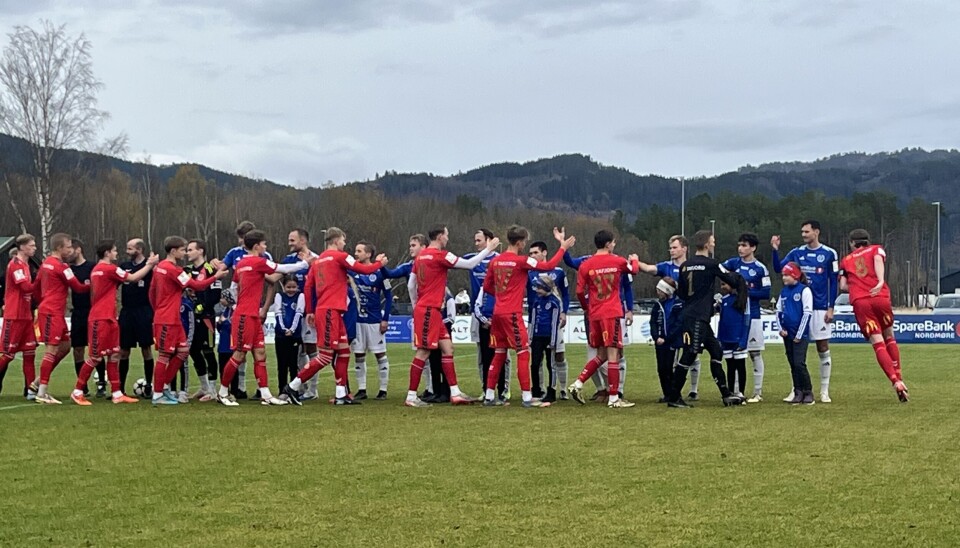 Surnadal tok imot Spjelkavik til årets siste kamp på Syltøran. røde og blå fotballspillere hilser