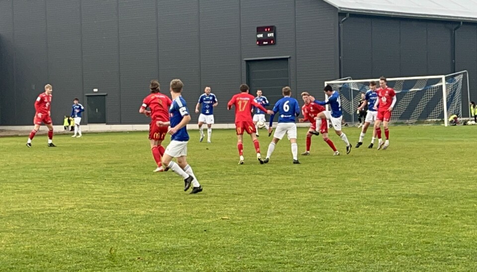 Surnadal hadde flere gode sjanser i første omgang. blå og røde fotballspillere