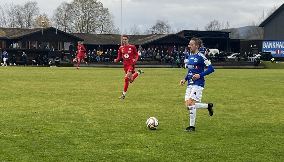 Håkon Bredesen ble før kampen hedret for 200 obligatoriske kamper for Surnadal IL. fotballspillere med ball foran