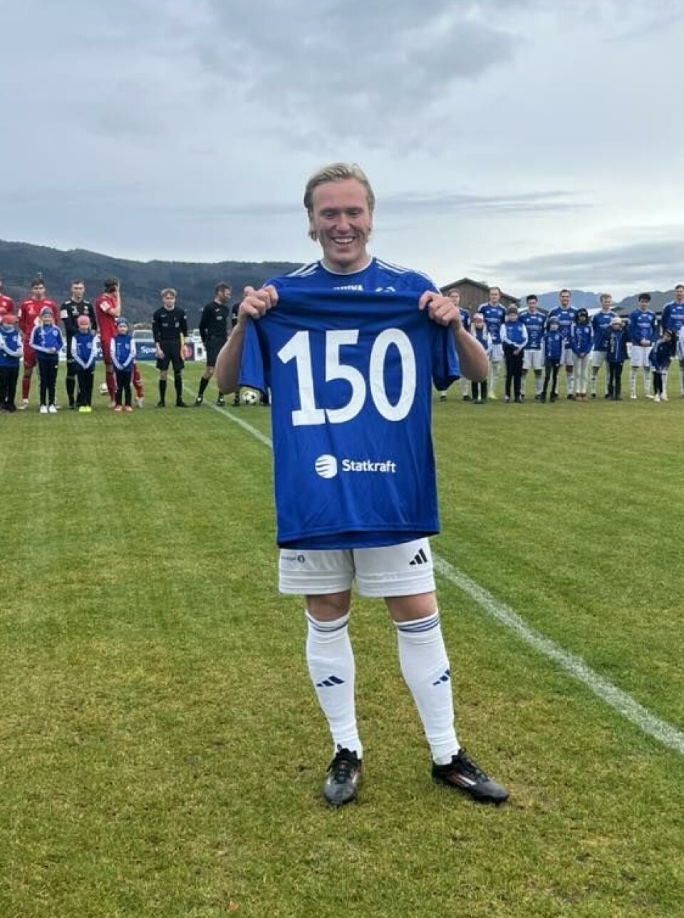 Frikk Haugland Talgø nådde 150 kamper i den blå drakta! fotballspiller med blå skjorte med 150 på