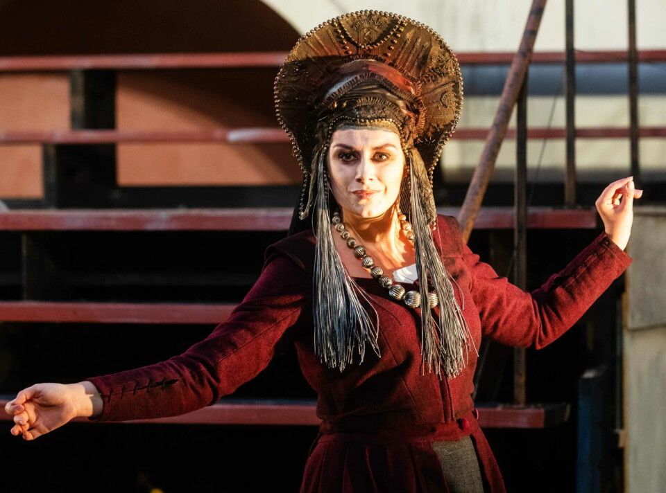 Sigrid som Lady Macbeth på Läckö Slottsopera. Ei dame utkledd som en figur i en opera.
