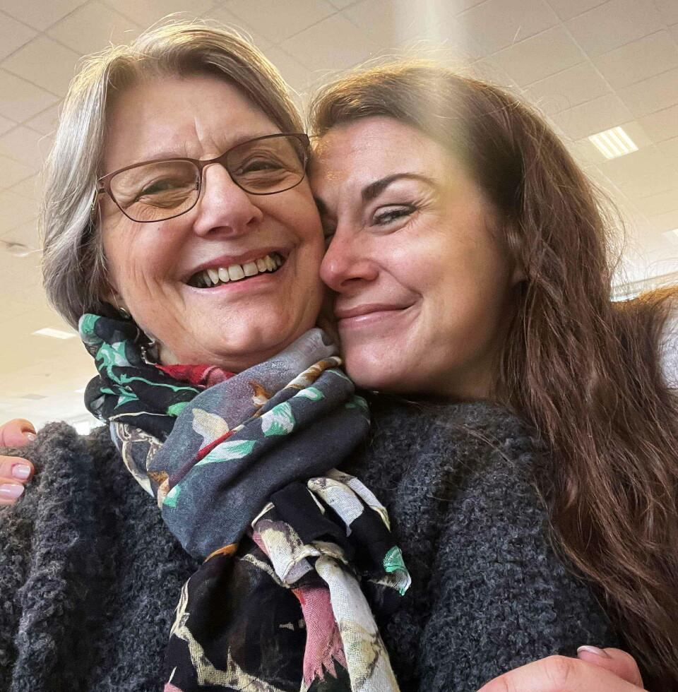 Fortent klem frå mamma Randi på Kvernberget etter reisa New York – Frankfurt – Oslo – Kristiansund. To damer som gir hverandre en god klem.