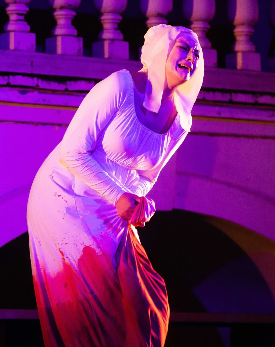 Sigrid som Lady Macbeth på Läckö Slottsopera. Ei dame utkledd som en figur i en opera.