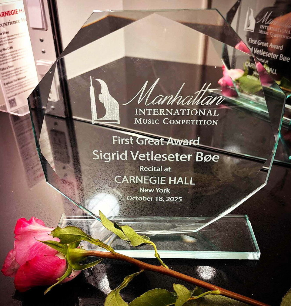 Den synlege Carnegie-premien blir fin å ha i hylla. Et trofé med påskrift Manhatten internasjonal music competition.