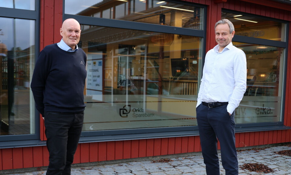 Magne Bjørnstad og Knut Marius Skoglund foran lokalene til Rindal Sparebank, hvor omprofileringen er godt i gang.