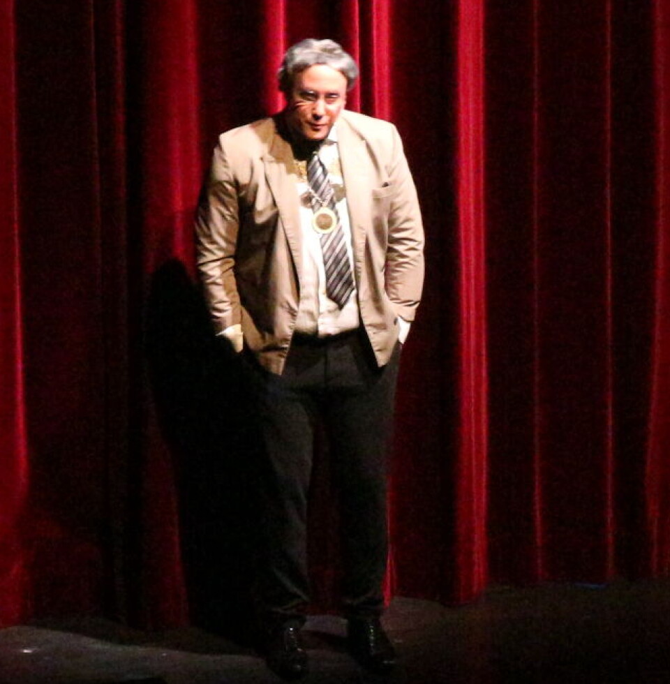 Qora sutyendagi sargish bilan jinsiy aloqa Fisting va nasos katta eshak teshik porno