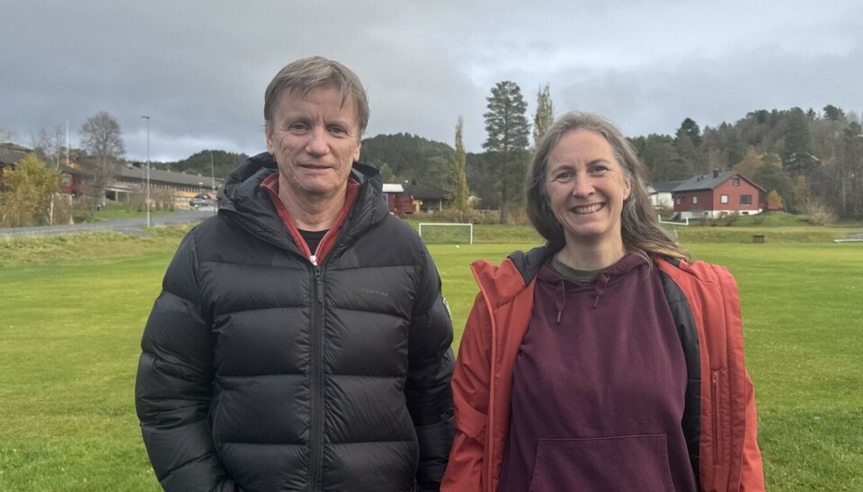 Flyktningkonsulent og koordinator for voksenopplæringa i Rindal kommune Olav Bergheim sammen med podkastvert Gunn Elin Røen i Rindal sentrum. En mann med kort, stritt hår i tykk jakke står sammen med en dame med langt hår og åpen jakke med hettegenser under.