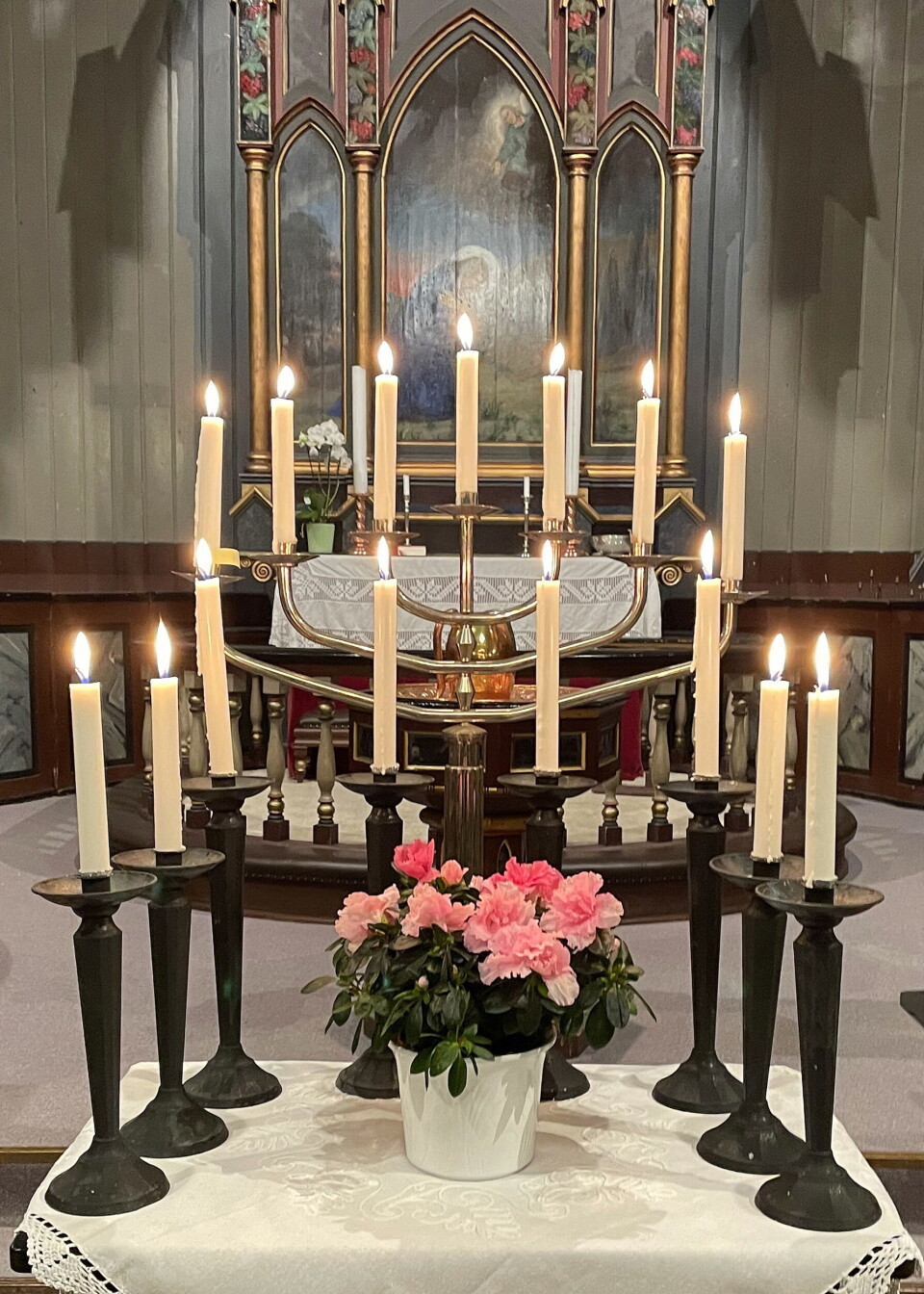 Lys i det vemodige lys og blomster i kirke