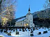 Ranes kyrkje i skumring i desember, med snø rundt.