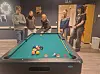 ungdom rundt biljardbord