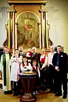 Dåpsfølget rundt døpefont i Rindal kirke .