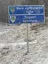 Vegskilt som markerer inngang til Tingvoll kommune i Møre og Romsdal ved en snødekt vei.