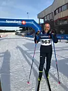 Langrennsløper med startnummer 663 ved SpareBank 1 SMN målportal på snødekt stadion.