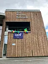 Kulturhus i tre med UKM-banner og ballonger ved fasaden