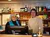 To damer bak en butikkdisk på ei av turistforeningens hytter.
