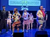 Ungdommer danser på scene foran skjerm med teksten Surnadalrussen 2026.