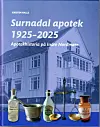 Bokomslag med bilde av Surnadal apotek og gamle apotekergjenstander i forgrunnen.