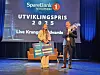 Live Krangnes Edvardsen får utviklingsprisen 2025 fra Allan Troelsen på scenen med stor sjekk.