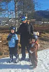 Oliver og Ronja Rodal Stenhaug med mamma Laila Rodal på snøflekk i solfylt skibakke.
