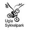 Logo for Ugla Sykkelpark med tegnet figur på terrengsykkel Figuren har uglehode og vinger.